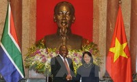 Dang Thi Ngoc Thinh reçoit le vice-président de l’Afrique du Sud