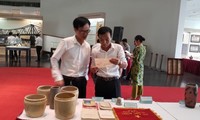 Expositions des documents et objets précieux de Hanoi