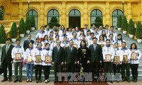 Dang Thi Ngoc Thinh rencontre les enseignants exemplaires 