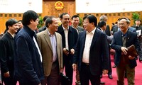 Trinh Dinh Dung préside une réunion sur le développement automobile   