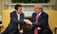 Trump reçoit Abe à la Maison-Blanche 