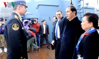 Tran Dai Quang visite le légendaire croiseur Aurora