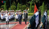 Le Premier ministre français au Vietnam