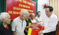 Trân Thanh Mân offre des cadeaux à des personnes méritantes de Hà Tinh