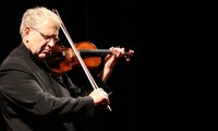 Israeli virtuoso Shlomo Mintz arrives in Vietnam for Sept. 8 concert