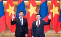 NA Chairman Vuong Dinh Hue meets Mongolian President Ukhnaagiin Khurelsukh