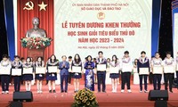 Hanoi awards 820 outstanding students