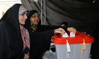 Iranians vote in run-off presidential race 