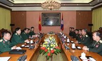 Jenderal Phung Quang Thanh menerima delegasi Kementerian Pertahanan Laos.