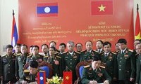 Menteri Pertahanan Laos Duongchay Phichit mengunjungi Vietnam.