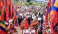 Tradisi Hari Haul Cikal Bakal Bangsa Raja Hung dan ciri baru dalam pesta adat Kuil Raja Hung pada tahun 2012.