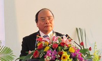 Deputi PM Nguyen Xuan Phuc menghadiri upacara pemberangkatan relawan musim  panas-2012 di provinsi Ha Tinh.