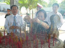 Wakil Presiden Negara Nguyen Thi Doan memberikan bingkisan kepada keluarga-keluarga yang mendapat kebijakan prioritas di provinsi Quang Tri.