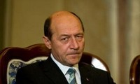 Rumania: Faksi pendukung Perdana Menteri mencari cara menggulingkan Presiden Basescu.