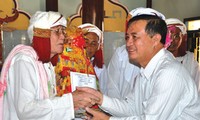 Rakyat etnis minoritas Champa di provinsi Binh Thuan menyambut Hari Pesta Ramuwan.