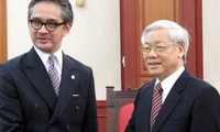 Sekjen Nguyen Phu Trong menerima Menlu Indonesia Marty Natalegawa