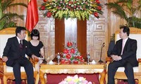 PM Nguyen Tan Dung menerima Menteri Ekonomi, Perdagangan dan Industri Jepang.