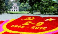 Turut bergembira pada Hari Kemerdekaan, ingat untuk selama-lamanya pada Presiden Ho Chi Minh.