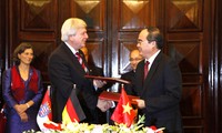 Deputi Perdana Menteri Nguyen Thien Nhan menerima Gubernur negara bagian Hessen,Volker Bouffier.