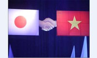 Upacara penandatanganan kontrak bantuan hibah pemberian Pemerintah Jepang kepada daerah-daerah Vietnam.
