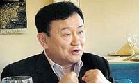 Mahkamah Agung Thailand mengeluarkan perintah menangkap mantan Perdana Menteri Thaksin Shinawatra.