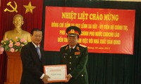 Deputi Perdana Menteri Laos mengunjungi Balai Penerbitan Tentara Rakyat Vietnam dan menghadiri upacara unjuk muka buka tentang hubungan Vietnam-Laos.