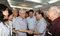 Sekretaris Jenderal Komite Sentral Partai Komunis Vietnam Nguyen Phu Trong melakukan kontak dengan pemilih kabupaten Ba Dinh, kota Hanoi.