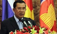 Perdana Menteri Kamboja, Hunsen mengimbau kepada ASEAN supaya melakukan kerjasama bidang ketenaga-kerjaan.