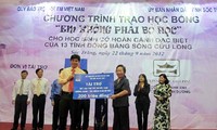 Wakil Presiden  Nguyen Thi Doan menyampaikan bea siswa kepada anak-anak miskin di daerah Tay Nguyen.