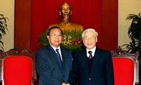 Sekjen Nguyen Phu Trong menerima delegasi tingkat tinggi Partai Rakyat Revolusioner Laos