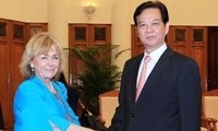 Perdana Menteri Nguyen Tan Dung menerima Menteri Hukum Swedia Beatrice Ask