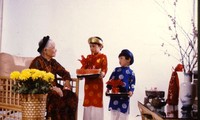 Mendoakan umur panjang pada awal Tahun Baru -satu ciri yang indah dalam kebudayaan orang Vietnam