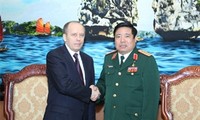 Menteri Phung Quang Thanh menerima Direktur Badan Keamanan Federasi Rusia