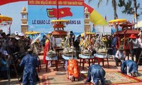 Memulai aktivitas menyambut upacara menjamu serdadu armada laut kepulauan Hoang Sa 