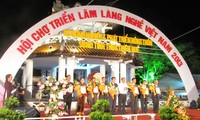 Membuka Pekan Raya, Pameran desa kerajinan di kota Hue