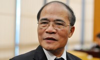 Ketua Majelis Nasional Nguyen Sinh Hung menemui rombongan pemuda pasukan keamanan publik yang maju.