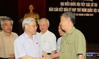 Sekjen Nguyen Phu Trong melakukan kontak dengan pemilih unit pemilihan nomor 1 kota Hanoi