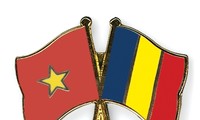 Rumania menyampaikan Bintang Jasa Palang Besar kepada Duta Besar Nguyen Quang Chien