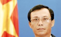 Memprotes Tiongkok memberikan surat izin pemukiman yang tidah sah di kepulauan Hoang Sa milik Vietnam