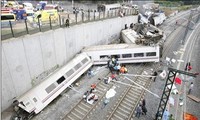 Kereta api di Spanyol  tergelincir sehingga membuat lebih dari 200 orang menderita cedera