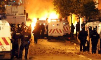 Bentrokan meningkat di Irlandia Utara, puluhan polisi cedera