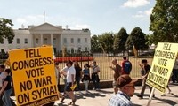 Rakyat Amerika Serikat melakukan demonstrasi untuk menentang serangan terhadap Suriah