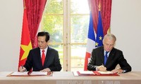 Resmi meningkatkan hubungan Vietnam-Perancis menjadi hubungan kemitraan strategis