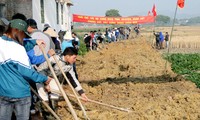 Kecamatan Quang Thinh menyumbangkan tanah untuk membangun pedesaan baru