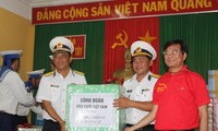 Mengunjungi dan memberikan bingkisan Hari Raya Tet kepada komandan dan prajurit di pulau Nam Yet