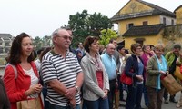 Wisatawan Jerman mengunjungi sektor kota kuno Hoi An sehubungan dengan tahun baru.