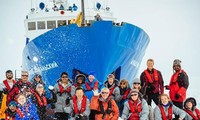 Cuaca buruk merintangi upaya menyelamatkan kapal yang macet di  kutub Selatan