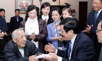 Presiden Truong Tan Sang mengucapkan selamat Tahun Baru kepada kaum seniman dan intelektual