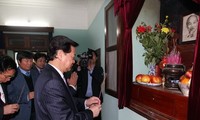 Perdana Menteri Nguyen Tan Dung membakar hio untuk mengenangkan Presiden Ho Chi Minh