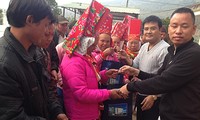 VOV mengunjungi dan memberikan bingkisan Hari Raya Tet kepada kaum miskin di kecamatan-kecamatan perbatasan